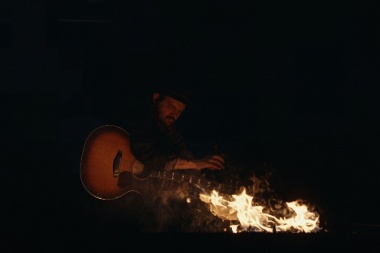 Paul Cauthen comparte una fogata, una guitarra y una conversación con uno mismo