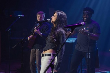 Kassi Ashton presenta una versión en vivo de “Bitches” desde Nashville