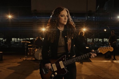 Ashley McBryde libera un performance video para una historia de decisiones