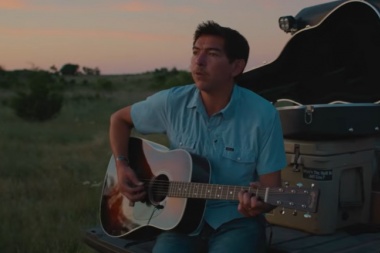 Wyatt Flores retrata la familia y el paso del tiempo en “Half The Man”