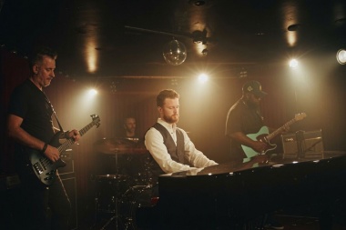 Austin Brown revive los recuerdos familiares en “Save Me A Seat”