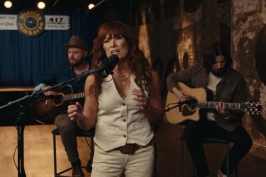 Jo Dee Messina le da un aire country a “Dream On”
