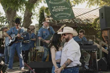 Ryan Bingham comparte el video de “Let the Big Dog Eat”