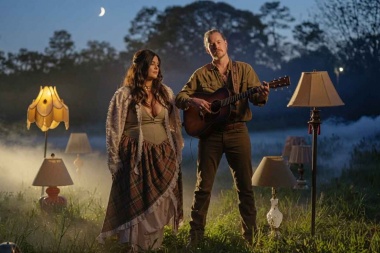 The Band Loula imagina el cielo como un hogar en “Hometown In Heaven”
