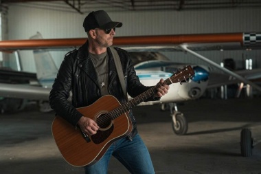 El country rock de Tim Hicks se renueva con el estreno de “The Pilot”