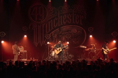 49 Winchester y una performance de espíritu outlaw country