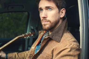 Myles Erlick siente la intensidad de una atracción en “Gimme Love”