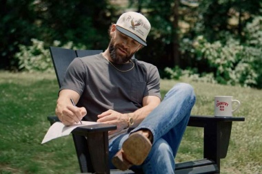 Dylan Scott y el orgullo de dejar ir en “Dear Big City”