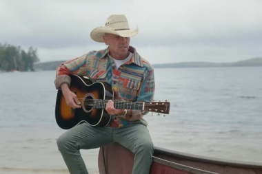 Kenny Chesney recuerda un amor que dejó huella en “Silver Sands Marina”