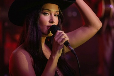 Kacey Musgraves se luce en una versión en vivo de “Rhinestoned”