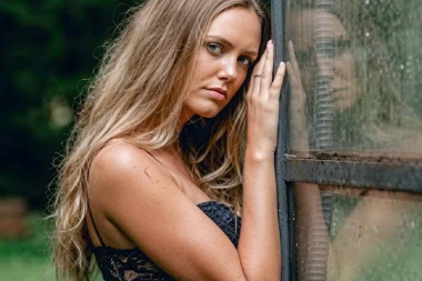 Laurel Sabadosh le pone actitud country a “Small Town Sinner”