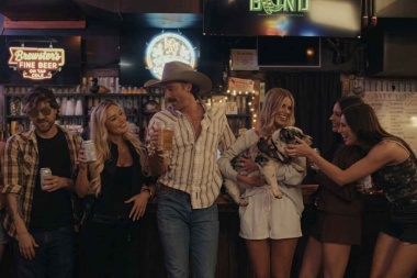 Riley Green lleva el humor de “Think As You Drunk” a la pantalla