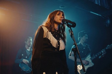 Lily Meola revive una fantasía western con una nueva interpretación en vivo
