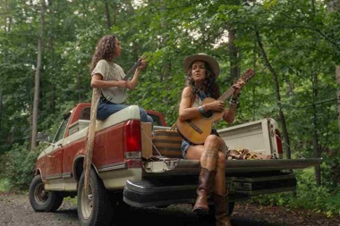 Rising Appalachia convierte el desamor en poesía con “Chance at Wholesome”
