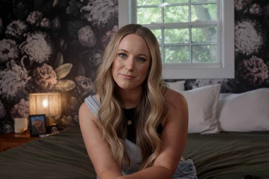 Kelsey Lamb convierte una ruptura en una limpieza con humor en “Goodwill”