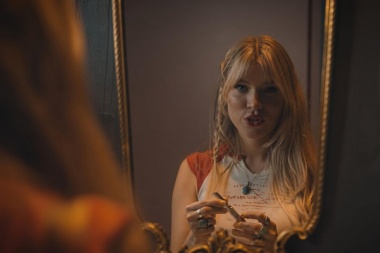 Melanie Ryan lleva el espíritu del country rock a “Glass Half Full”