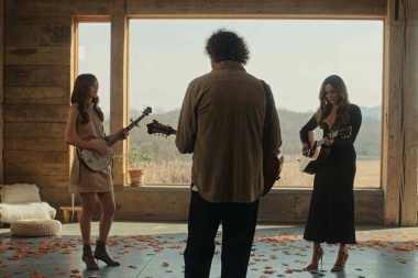 Carly Pearce presenta “What If You Loved Me” junto a Dan Tyminski y Molly Tuttle