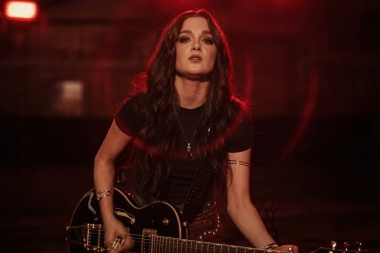 Kinsley apuesta por la fuerza del country rock en “Whiplash”