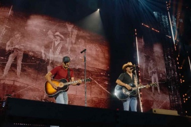 Jason Aldean y Luke Bryan le ponen música a la vida country en “Songs About Us”