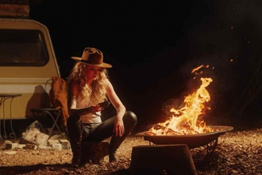 Janet Devlin fusiona country con tintes rock e ironía en “Diane”
