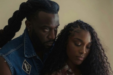 Shaboozey estrena junto a Leon Bridges el videoclip de “Burn It Down”