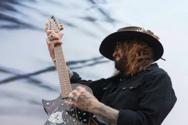 Billy Ray Cyrus rinde homenaje a las leyendas del country en “Tip Your Hat”