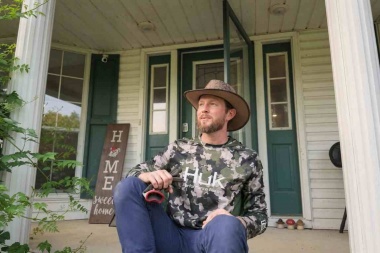 Austin Brown le pone humor a las deudas en “DEBT”