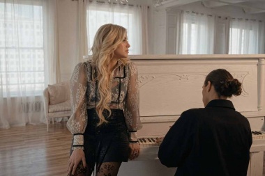 Morgan Myles revive “Rock Bottom” al piano