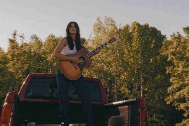 Mae Estes le da vida al espíritu del country noventero en "The 90s Called"