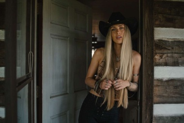 Alli Walker deja de esperar a quien no la valoró en “Dog at the Door”