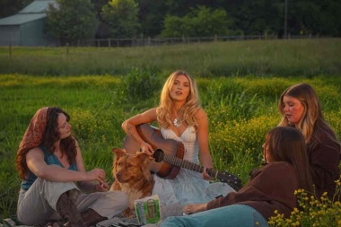 Harper Grace le pone imágenes a la historia de amor de "nowhere"
