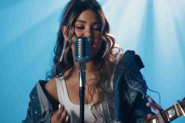 Alison Nichols da vuelta la página con “All Heaven Broke Loose”