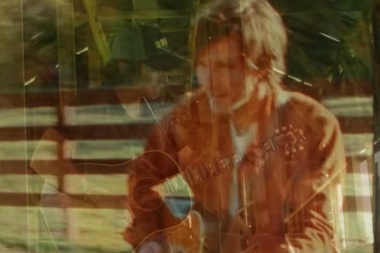 Charlie Worsham y el paso del tiempo en “Years Go By”