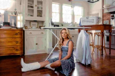 Emily Ann Roberts, con tono sarcástico y dolido, expone una infidelidad en “Laundry”