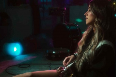 Hailey Benedict le pone actitud a “Party Without You”