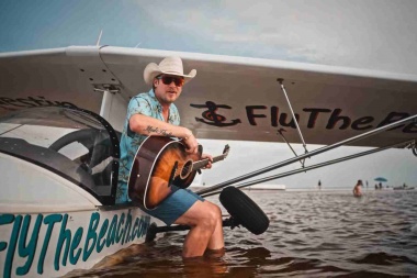Brian Kelley celebra una vida despreocupada en “Jimmy Buffett Summer”