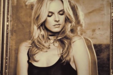 Karley Scott Collins le pone country a un adiós en “Hang It Up”