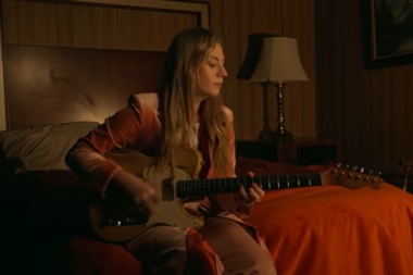 Joanne Shaw Taylor recuerda a un viejo amor en “The Girl That You Loved Before”