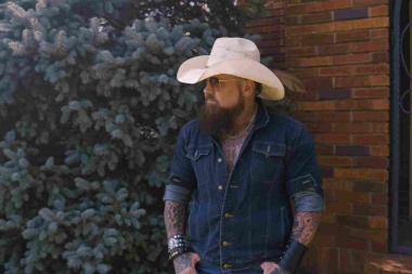 Creed Fisher abraza su espíritu outlaw country en “Backwoods Redneck”