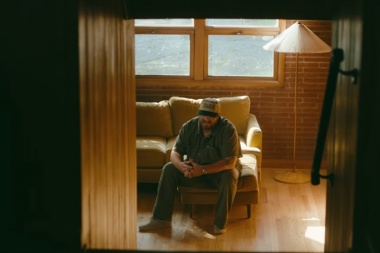 Mitchell Tenpenny le pone country a un adiós en “Gone Like That”