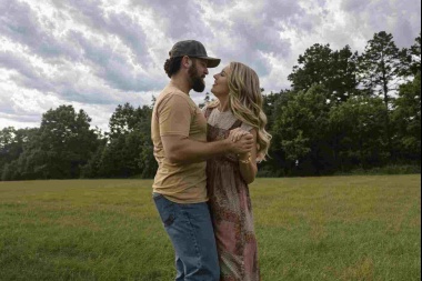 Hannah Harper cuenta una historia de amor en ‘Married Into This Town’