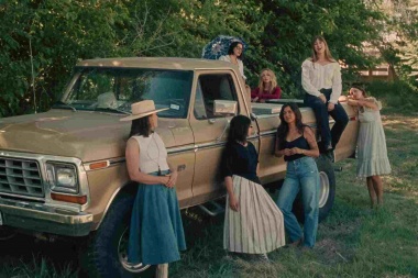 Jess Williamson convierte un adiós en “High Heels and Blue Jeans”