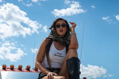 Western Gringa reivindica la vida rural en “Bull Hauler”