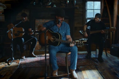 El artista country de Alabama Riley Green presenta un acústico de “Imagine That”