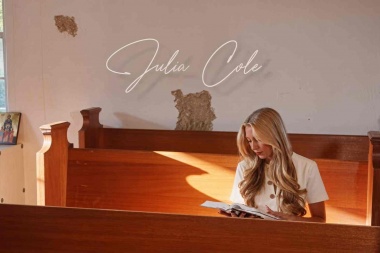 Julia Cole estrena “Loved One”, una promesa de amor susurrada