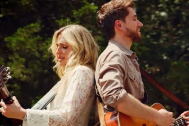 Myles Erlick y Erin Kinsey se animan a elegir el amor en "Little Bit More"