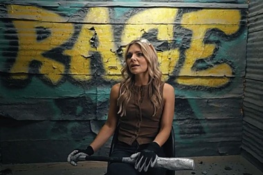Jordan Whitmore canaliza la frustración en “All Over Again”