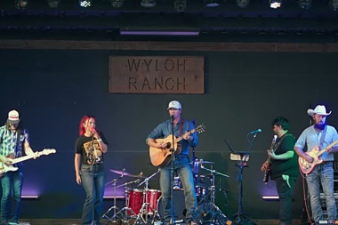 Curtis Grimes retrata al vaquero de Texas en el video de su nueva canción