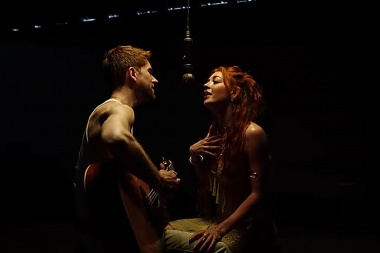 Myles Erlick y Heather Carpenter, juntos en una versión acústica de “Little Bit More”