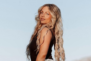 Chanel Yates convierte la ironía y el humor en country con “Sugar Honey Iced Tea”